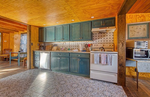 Elka Park Cottage | Catskills Cottage w/Deck, 7 Mi to Hunter Mtn