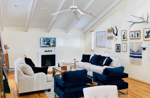 Woodridge House | Catskills Mid-Century Modern Lodge With Hot Tub