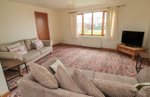 Berwick-upon-Tweed House | CAUSEWAY COTTAGE, pet friendly, with a garden in Holy Island