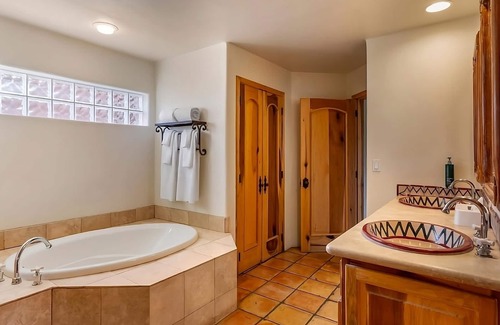 Cave Creek Hotel | Cave Creek's Hidden Jewel! Swimming Pool, Free Parking, Full Kitchen!