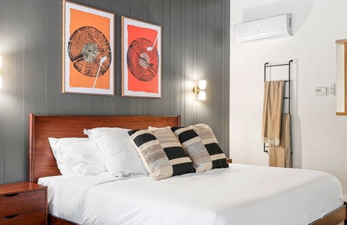 Dunsmuir Hotel | Cave Springs Resort Hotel Room 1 (Visit Mt Shasta)