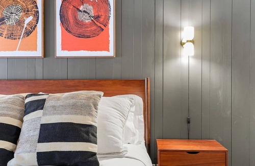 Dunsmuir Hotel | Cave Springs Resort Hotel Room 1 (Visit Mt Shasta)