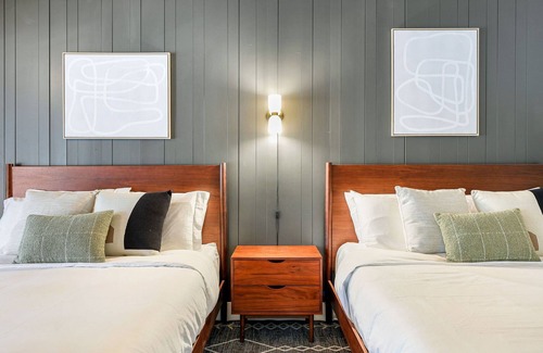 Dunsmuir Hotel | Cave Springs Resort Hotel Room 10 (Visit Mt Shasta)