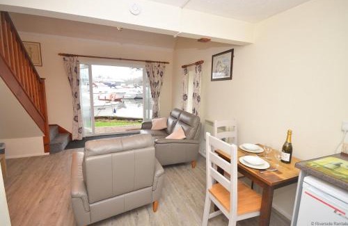 Hoveton House | Cavell - sleeps 2 people right in the heart of Wroxham on the Norfolk Broads