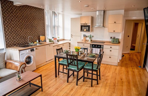 Liverpool City Centre Apartment | Cavern Quarters - Spacious City Centre Hub, Jacuzzi Bath - 3 Mins from Cavern