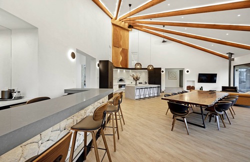 Redgate House | Caves Manor - 5 Star Luxury - Close to it all!