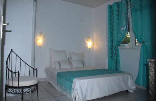Saint-Andre House | Caze ti/3-room house with veranda and courtyard