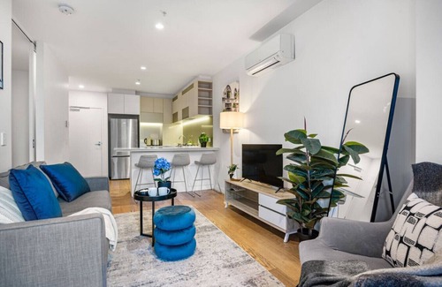 Melbourne Central Business District Apartment | CBD Elegance | 2BR Apt w/Pool, Gym & City Views