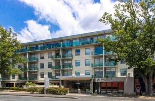Launceston CBD Apartment | CBD locale with onsite restaurant, free gym, parking and wi-fi