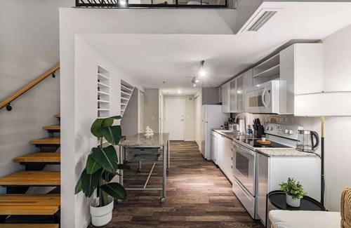 Downtown Cincinnati Apartment | CBD OTR Pool, Gym, Free Parking, 5 Mins to Stadiums