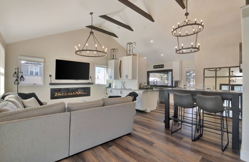 Prescott House | CC*New Listing*Beautifully Designed for Entertaining*Walk to Downtown!