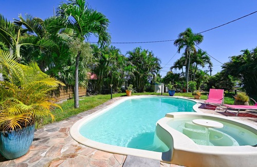 Sainte-Clotilde Cottage | Ce Logement Calme et Sans vis à vis Dispose D'une Piscine Avec Jacuzzi