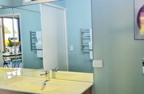 Raglan Cottage | CEDAR BAY COTTAGE