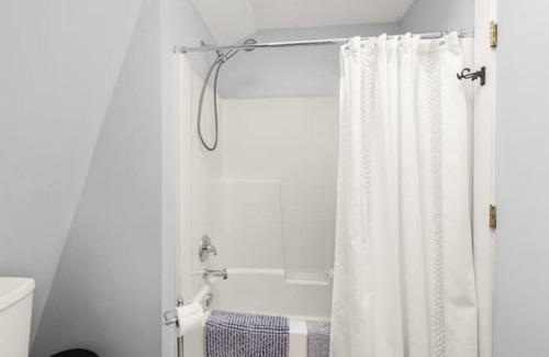 Victoria House | Cedar Creek: 2BR, King Bed, Pet-friendly