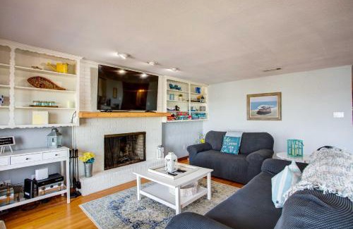 Gun Barrel City House | Cedar Creek Lakefront Vacation Rental with Pool