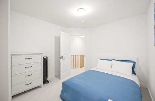 Bendale House | CEDAR Double Room with attached private Bathroom and Balcony in Toronto, ON, Canada