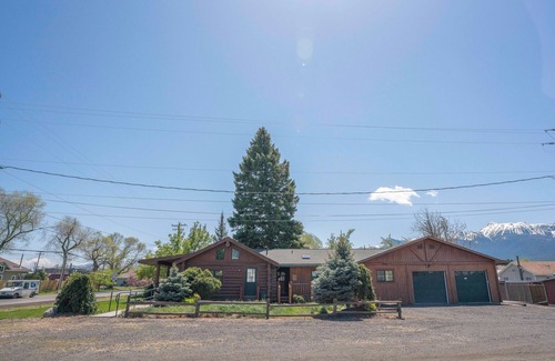 Enterprise House | Cedar Haven Cottage - Pet Friendly! Private BBQ, Deck & Yard