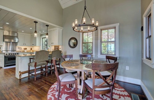 Glenville House | Cedar High - Beautiful Mountain View Home!