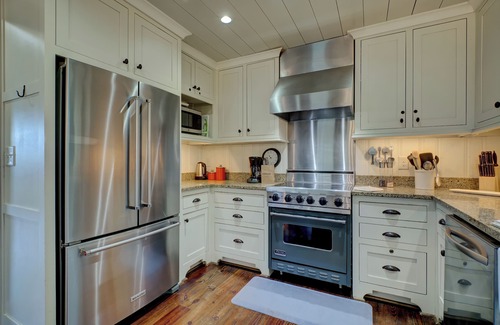 Glenville House | Cedar High - Beautiful Mountain View Home!