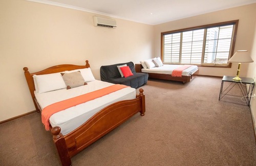 Burwood East House | Cedar Holiday House - WiFiParking24hrshopsSinglelevel