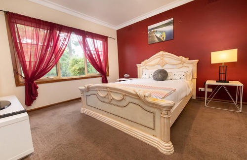 Burwood East House | Cedar Holiday House - WiFiParking24hrshopsSinglelevel