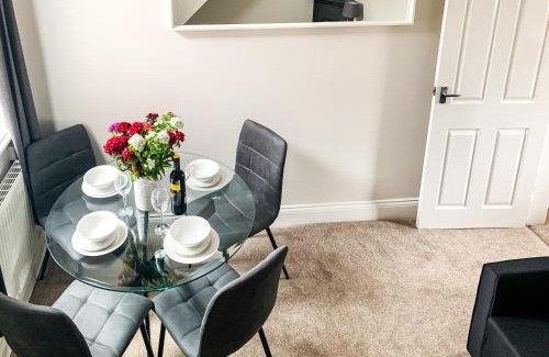 York Apartment | Cedar House - Quaint Victorian Home With Free Parking