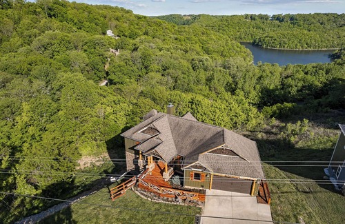 Smithville Cabin | Cedar Lakeview Cowhide Cabin Hot Tub
