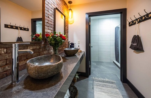 Logan Condo | Cedar Loft by The Inn & Spa at Cedar Falls