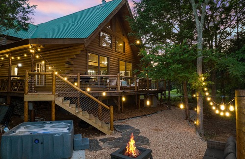 Branson Cabin | Cedar Park Mansion Hideout | Breathtaking Views - Cozy Nightlife - Giant Deck