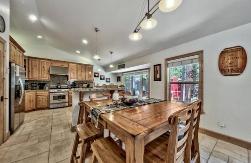 Al Tahoe House | Cedar Pine Cabin - Walk to Beach, Dog Friendly