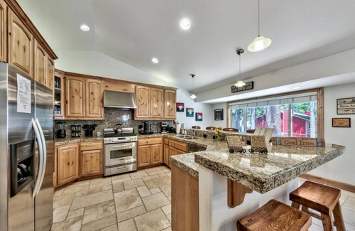 Al Tahoe House | Cedar Pine Cabin - Walk to Beach, Dog Friendly