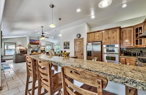 Al Tahoe House | Cedar Pine Cabin - Walk to Beach, Dog Friendly