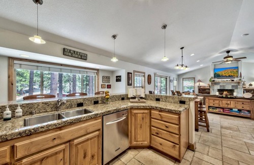 Al Tahoe House | Cedar Pine Cabin - Walk to Beach, Dog Friendly