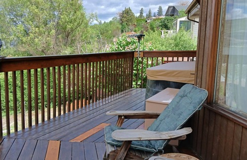 Central Okanagan House | Cedar Post and Beam in the heart of Okanagan Wine Country. Pets OK.