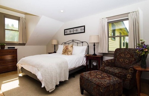 Keene Bed & Breakfast | Cedar Room - Private Bath with Queen Bed