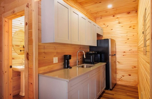 Bethlehem Cabin | Cedar Select – Cozy 2-Story Log Cabin Townhouse