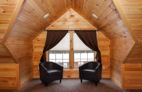 Bethlehem Cabin | Cedar Select – Cozy 2-Story Log Cabin Townhouse