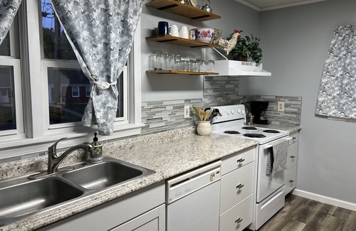 Bristol House | Cedar Valley Cottage- 3bed 2 ba near King University