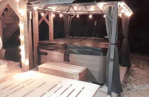 Orillia Apartment | ❤ Cedar-View Apartment with Hot Tub (3 Bedrooms) ❤
