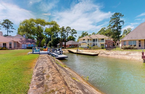 Walden on Lake Conroe Apartment | CedarGrove Hideaway - Apartment | Lakeside retreat in Montgomery