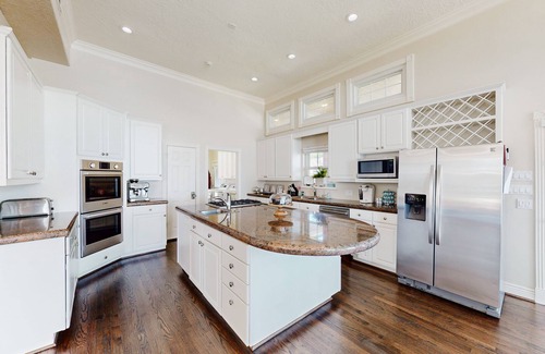 Walden on Lake Conroe House | CedarGrove Hideaway - Main House | Lakeside stay in Montgomery