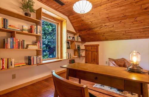 Fern Valley House | CedarMoon: modern retreat - near town + trails