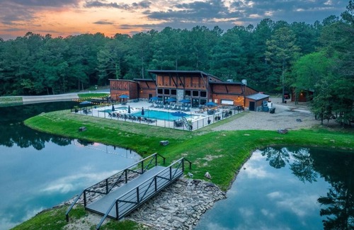 Broken Bow House | Cedarwood Serenity - Large Porch Overlooking Pond, Master suite with Office, Bunkroom - sleeps 6