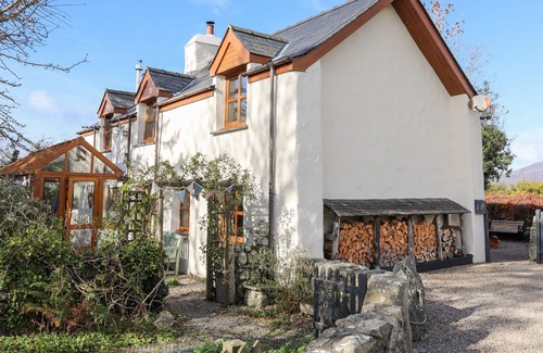 Rhyd-y-clafdy House | CEFN COCH, family friendly, character holiday cottage in Pwllheli