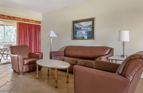 West Kissimmee Hotel | Celebration's Best-Kept Secret! Full Kitchen, Outdoor Pool, Free Shuttle!