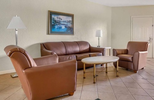 West Kissimmee Hotel | Celebration's Best-Kept Secret! Full Kitchen, Outdoor Pool, Free Shuttle!