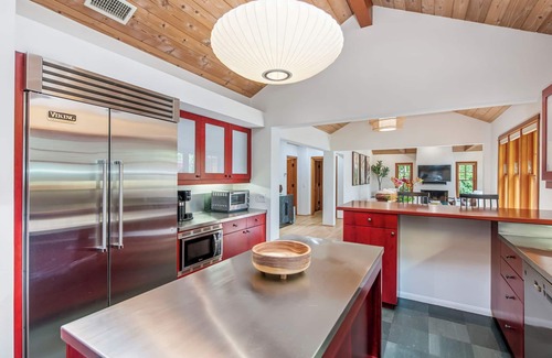 Santa Monica Canyon House | Celebrity Neighborhood Rustic Canyon Resort Compound-Huge Pool/Spa