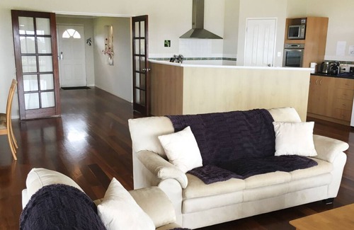 Shadforth House | Celestial Heights: Spacious with stunning panoramic views