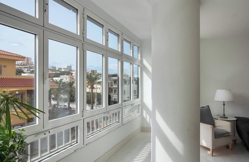 Las Palmas de Gran Canaria Apartment | Central, Luxury Holiday Apartment with Wi-Fi, Air Conditioning & Panoramic View