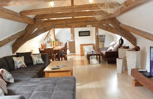 Bayreuth Apartment | Center Bayreuth: Fantastic antique-beam apartment with air conditioning. 4 **** Wifi free.